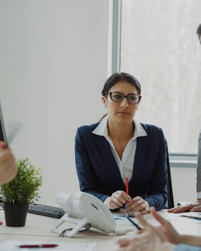 Twee collega's in gesprek in een vergaderruimte